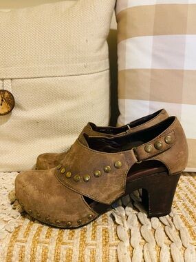 Women’s Dansko Shoes Ryder Brown Leather Studded Clogs Heels Size EU 38 US 7.5-8